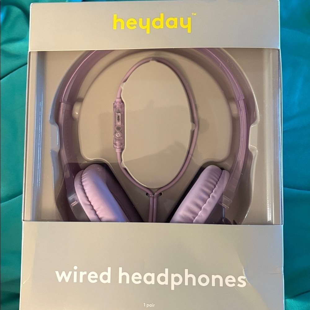 NIB-Heyday cushion
Lavender Wired Headphones
comfort fit
Perfect 4 Christmas